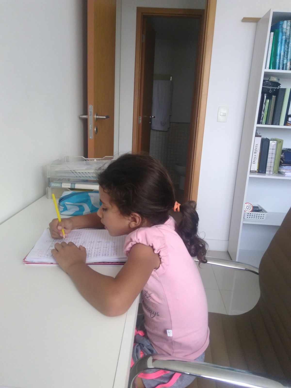 Criança praticando com o material — depoimento da Mãe Camila
