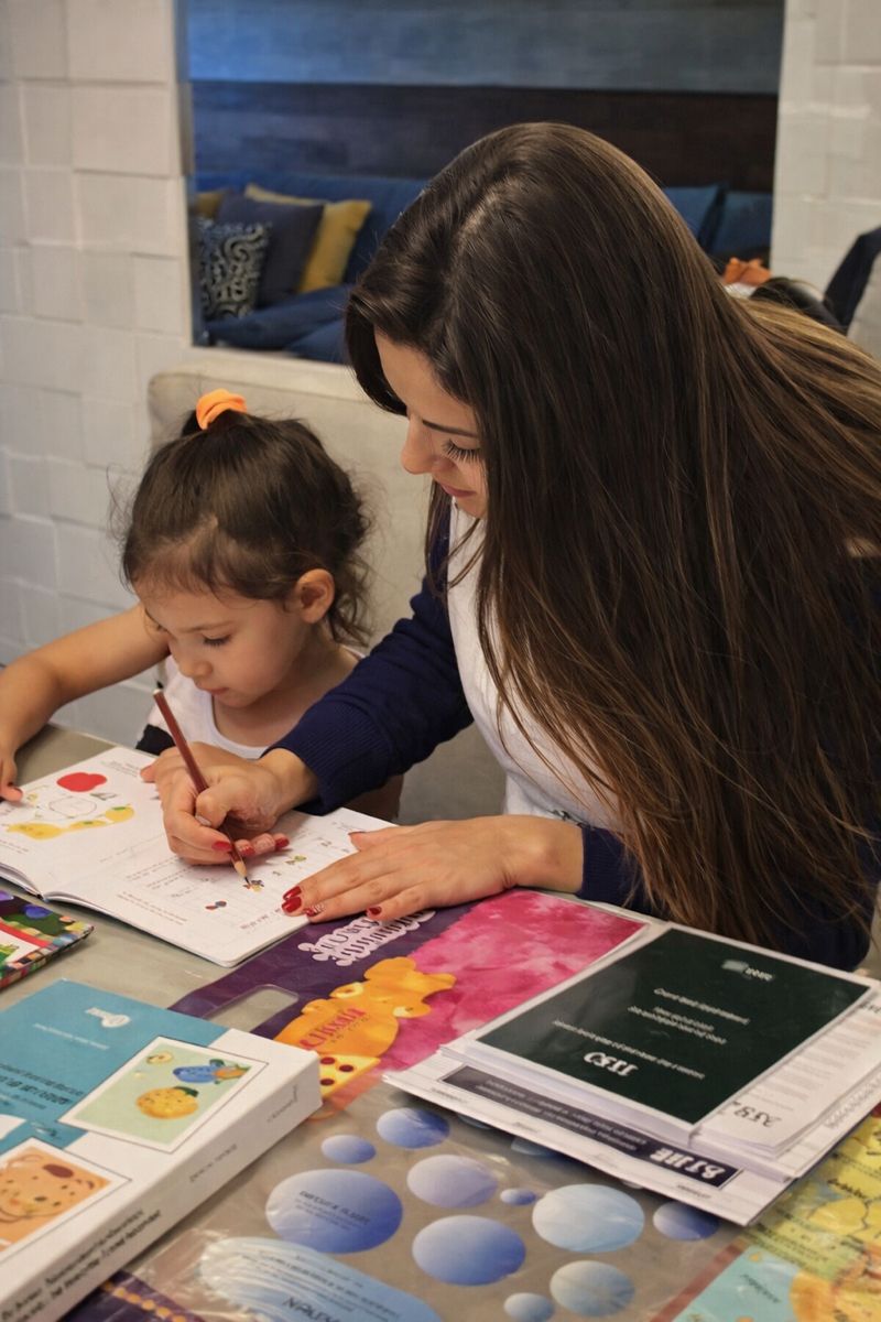 Criança praticando com o material — depoimento da Mãe Fernanda
