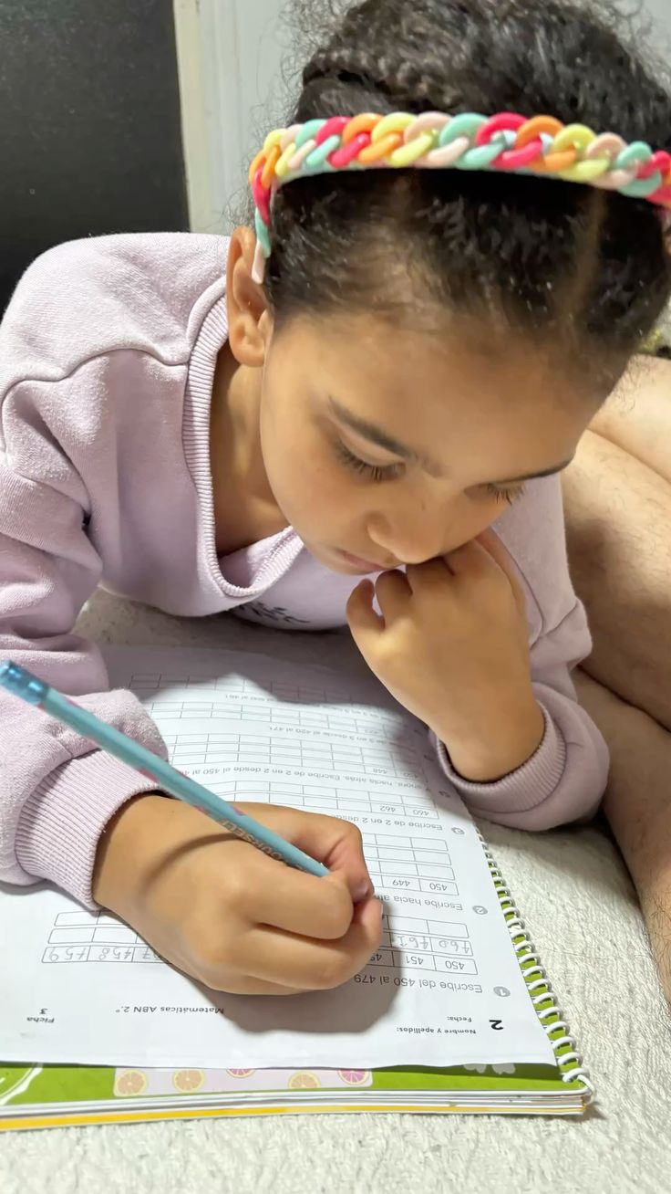 Criança praticando com o material — depoimento da Mãe Patrícia