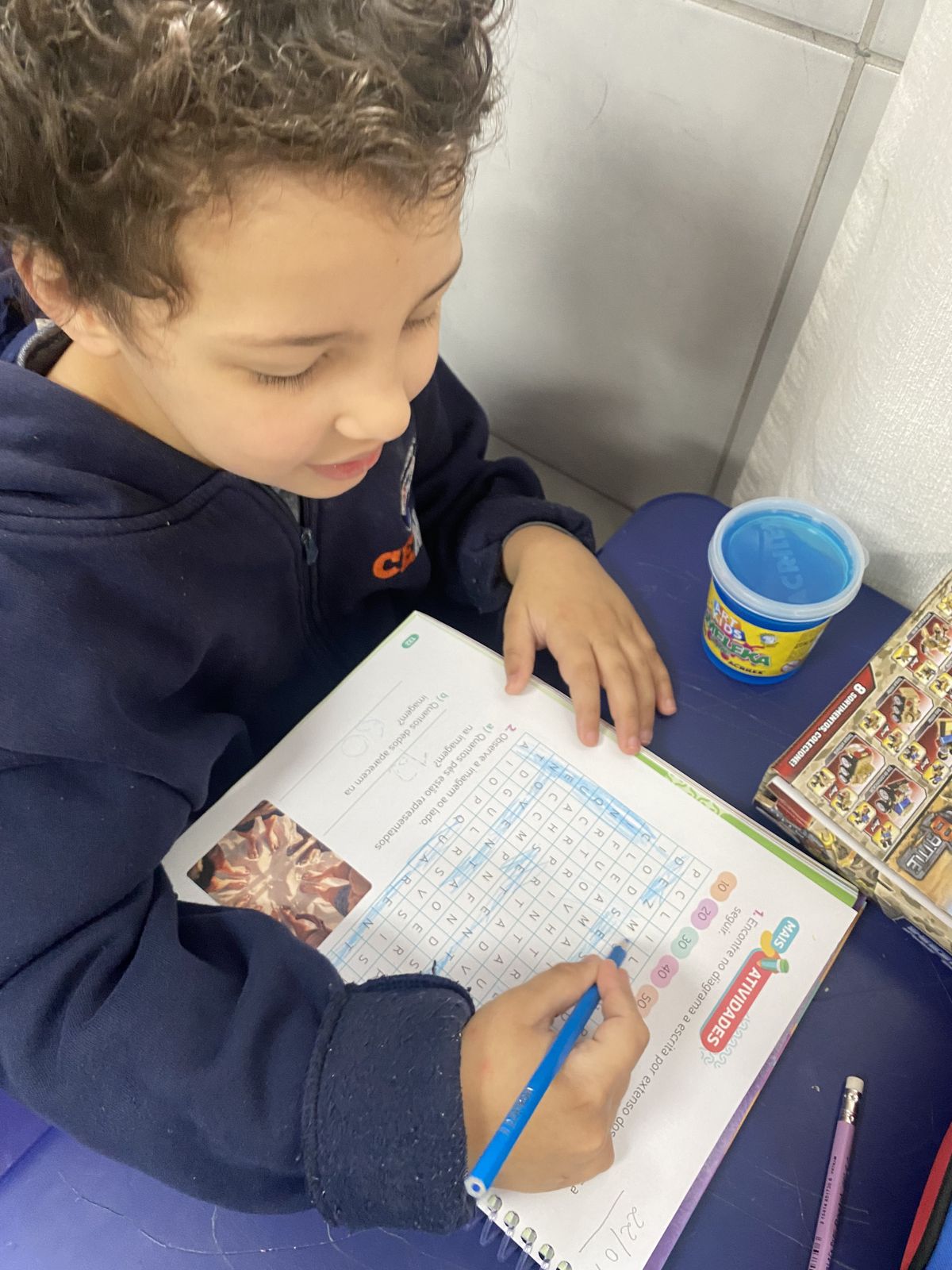 Criança praticando com o material — depoimento da Mãe Rafaela