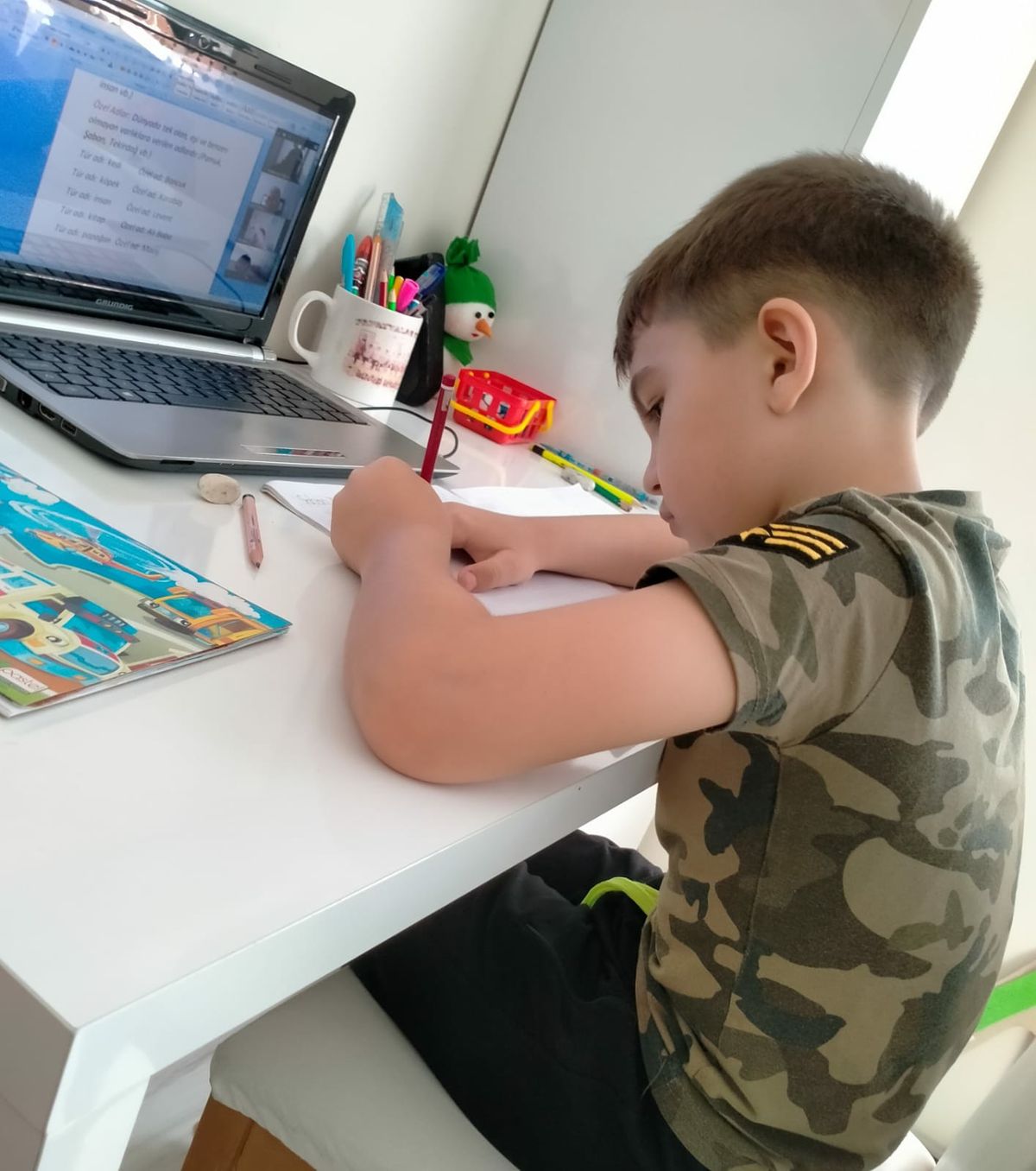 Criança praticando com o material — depoimento da Prof. Mariana